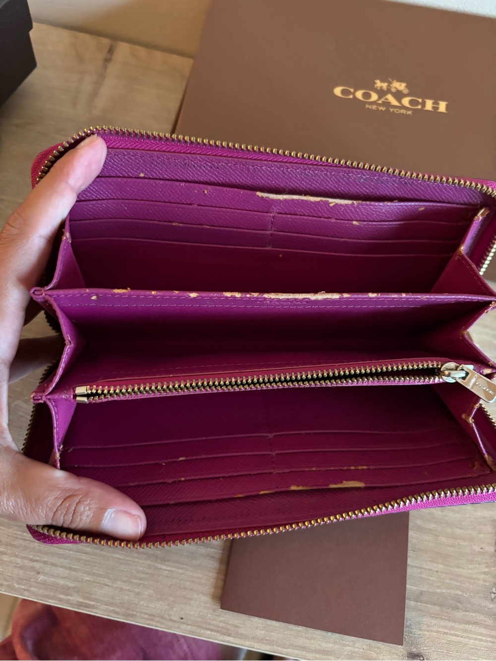 Authentic Coach patent leather zippy wallet - Picture 7 of 8